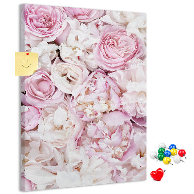 Bacheca di sughero con stampa di fiori rosa in una delicata combinazione di colori