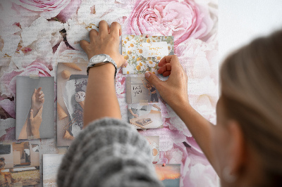 Bacheca di sughero con stampa di fiori rosa in una delicata combinazione di colori