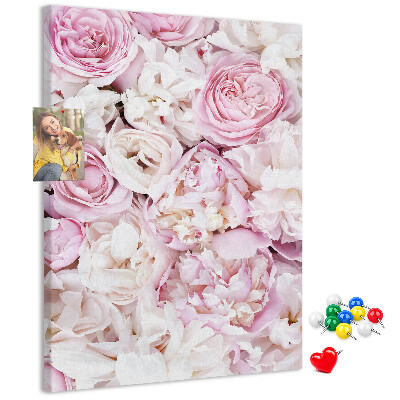 Bacheca di sughero con stampa di fiori rosa in una delicata combinazione di colori