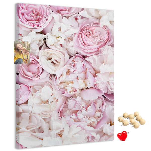 Bacheca di sughero con stampa di fiori rosa in una delicata combinazione di colori