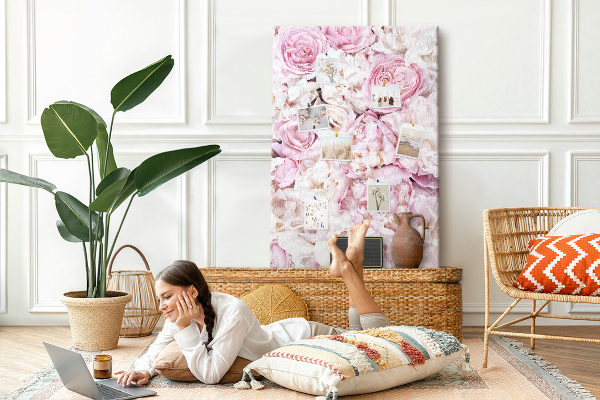Bacheca di sughero con stampa di fiori rosa in una delicata combinazione di colori