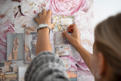 Bacheca di sughero con stampa di fiori rosa in una delicata combinazione di colori