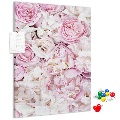 Bacheca di sughero con stampa di fiori rosa in una delicata combinazione di colori