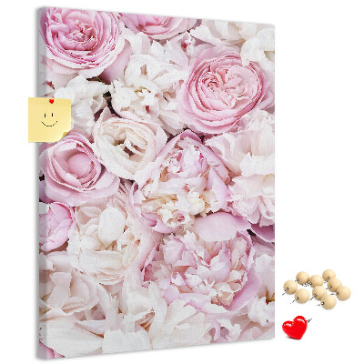 Bacheca di sughero con stampa di fiori rosa in una delicata combinazione di colori