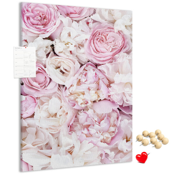 Bacheca di sughero con stampa di fiori rosa in una delicata combinazione di colori