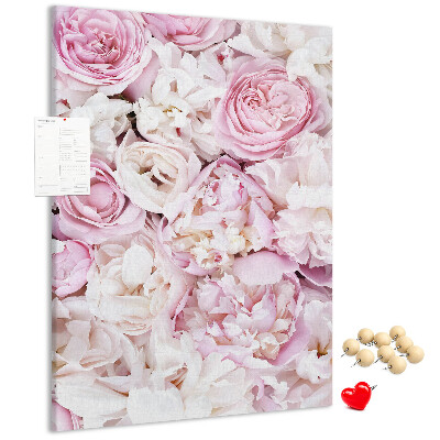 Bacheca di sughero con stampa di fiori rosa in una delicata combinazione di colori