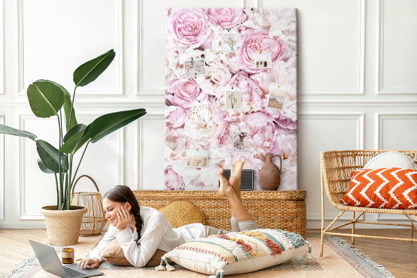 Bacheca di sughero con stampa di fiori rosa in una delicata combinazione di colori