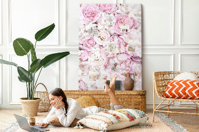 Bacheca di sughero con stampa di fiori rosa in una delicata combinazione di colori