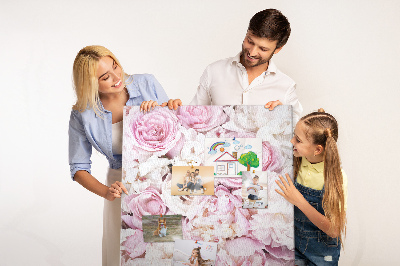 Bacheca di sughero con stampa di fiori rosa in una delicata combinazione di colori