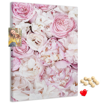 Bacheca di sughero con stampa di fiori rosa in una delicata combinazione di colori