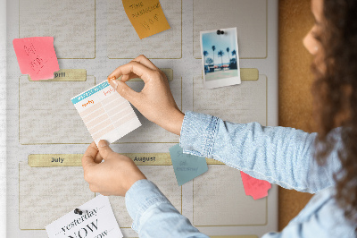 Bacheca di sughero con calendario annuale per la pianificazione degli eventi