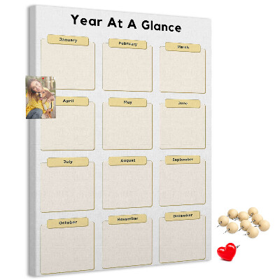 Bacheca di sughero con calendario annuale per la pianificazione degli eventi