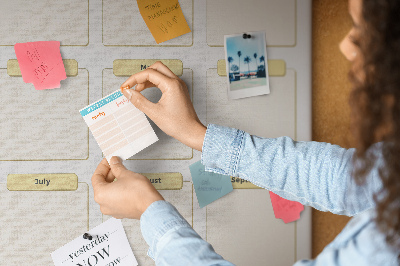 Bacheca di sughero con calendario annuale per la pianificazione degli eventi