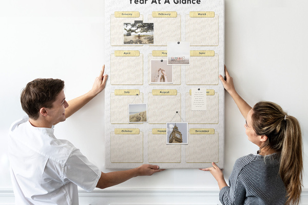 Bacheca di sughero con calendario annuale per la pianificazione degli eventi