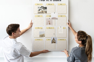 Bacheca di sughero con calendario annuale per la pianificazione degli eventi