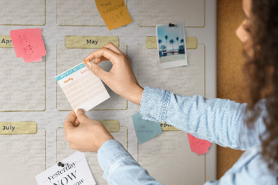 Bacheca di sughero con calendario annuale per la pianificazione degli eventi