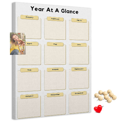 Bacheca di sughero con calendario annuale per la pianificazione degli eventi