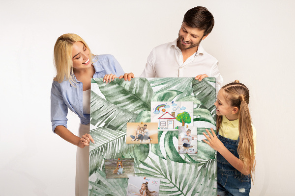 Lavagna in sughero con motivo a foglie tropicali in varie tonalità di verde