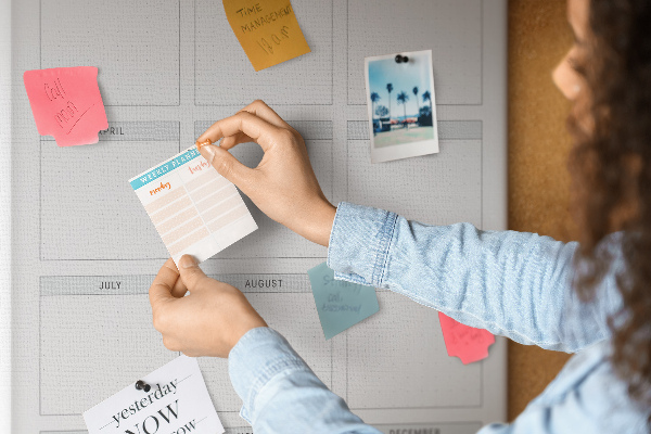 Lavagna in sughero per pianificare gli obiettivi mensili nel calendario