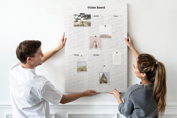 Lavagna in sughero con sezioni vuote per vision board