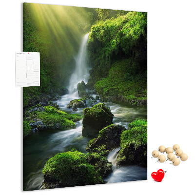 Bacheca di sughero con stampa valle verde con cascata e ruscello