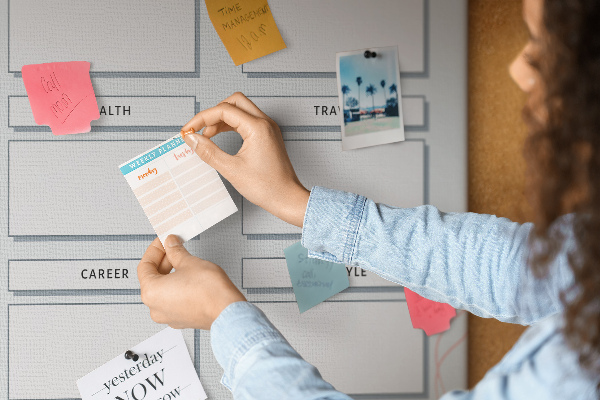 Bacheca di sughero vision board per l'organizzazione degli obiettivi