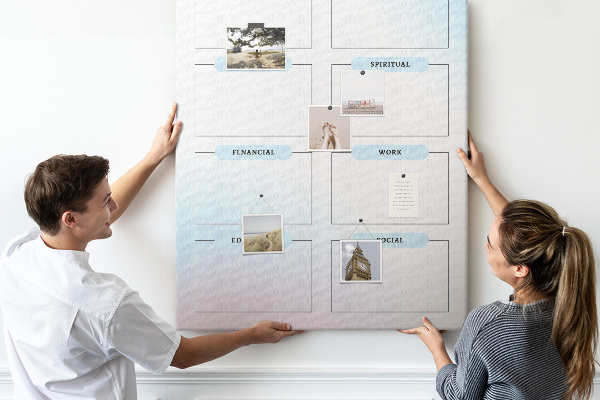 Lavagna in sughero vision board con categorie per lo sviluppo personale