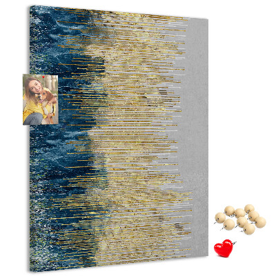 Bacheca di sughero con stampa linee dorate su sfondo mare blu