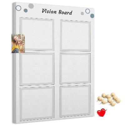 Bacheca di sughero con cornici vuote per vision board