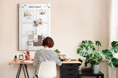 Bacheca di sughero con cornici vuote per vision board