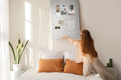 Bacheca di sughero con cornici vuote per vision board