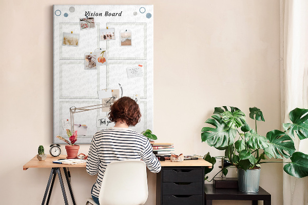 Bacheca di sughero con cornici vuote per vision board