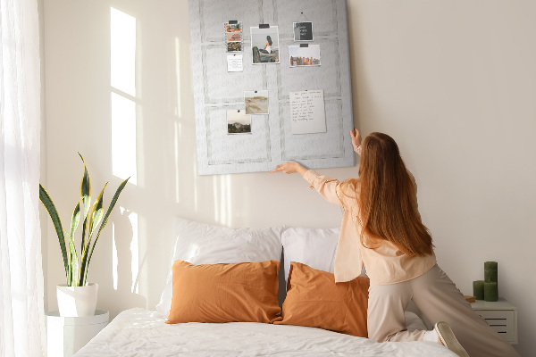 Bacheca di sughero con cornici vuote per vision board