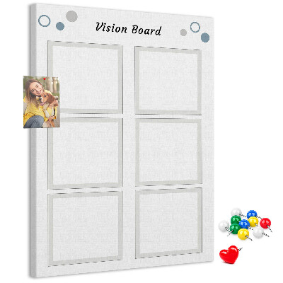 Bacheca di sughero con cornici vuote per vision board