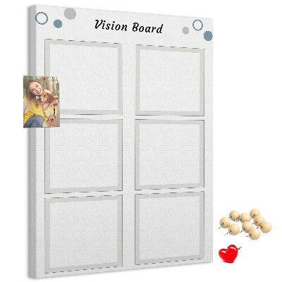 Bacheca di sughero con cornici vuote per vision board