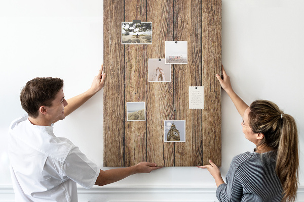 Bacheca di sughero con sfondo dalla texture in legno naturale