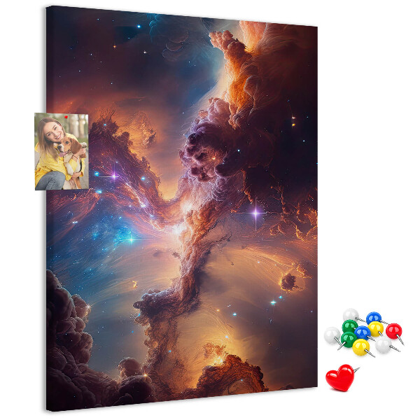 Lavagna in sughero con stampa di fenomeni cosmici in una galassia colorata