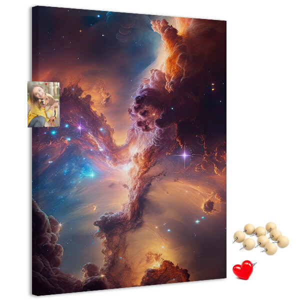 Lavagna in sughero con stampa di fenomeni cosmici in una galassia colorata