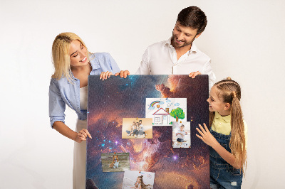 Lavagna in sughero con stampa di fenomeni cosmici in una galassia colorata