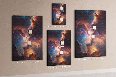 Lavagna in sughero con stampa di fenomeni cosmici in una galassia colorata