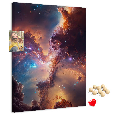 Lavagna in sughero con stampa di fenomeni cosmici in una galassia colorata