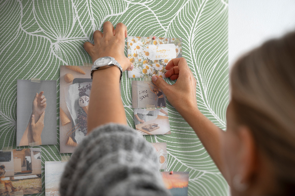Bacheca di sughero con stampa di foglie delicate su sfondo verde