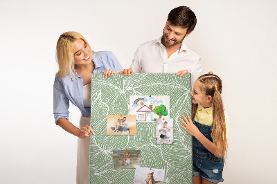 Bacheca di sughero con stampa di foglie delicate su sfondo verde