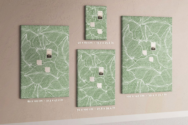 Bacheca di sughero con stampa di foglie delicate su sfondo verde
