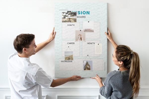 Bacheca di sughero vision board con quattro categorie di obiettivi