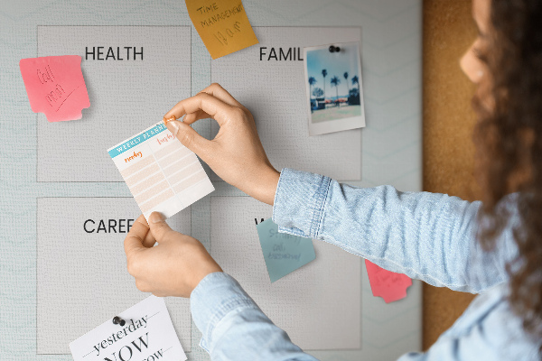 Bacheca di sughero vision board con quattro categorie di obiettivi