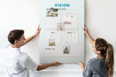 Bacheca di sughero vision board con quattro categorie di obiettivi