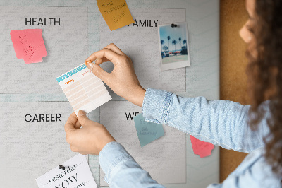 Bacheca di sughero vision board con quattro categorie di obiettivi