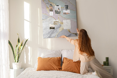 Lavagna in sughero con un'elegante combinazione di marmo e colori pastello
