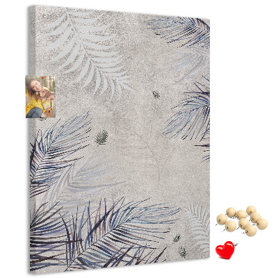 Bacheca di sughero con stampa di foglie delicate su sfondo grigio